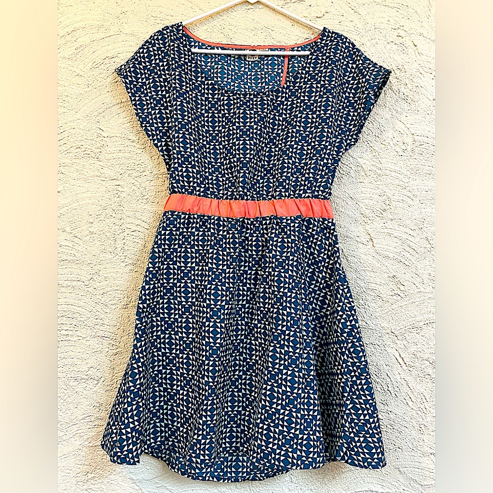 Roxy NWOT size L dress. Silky with back opening! Elastic waist. Teal and peach